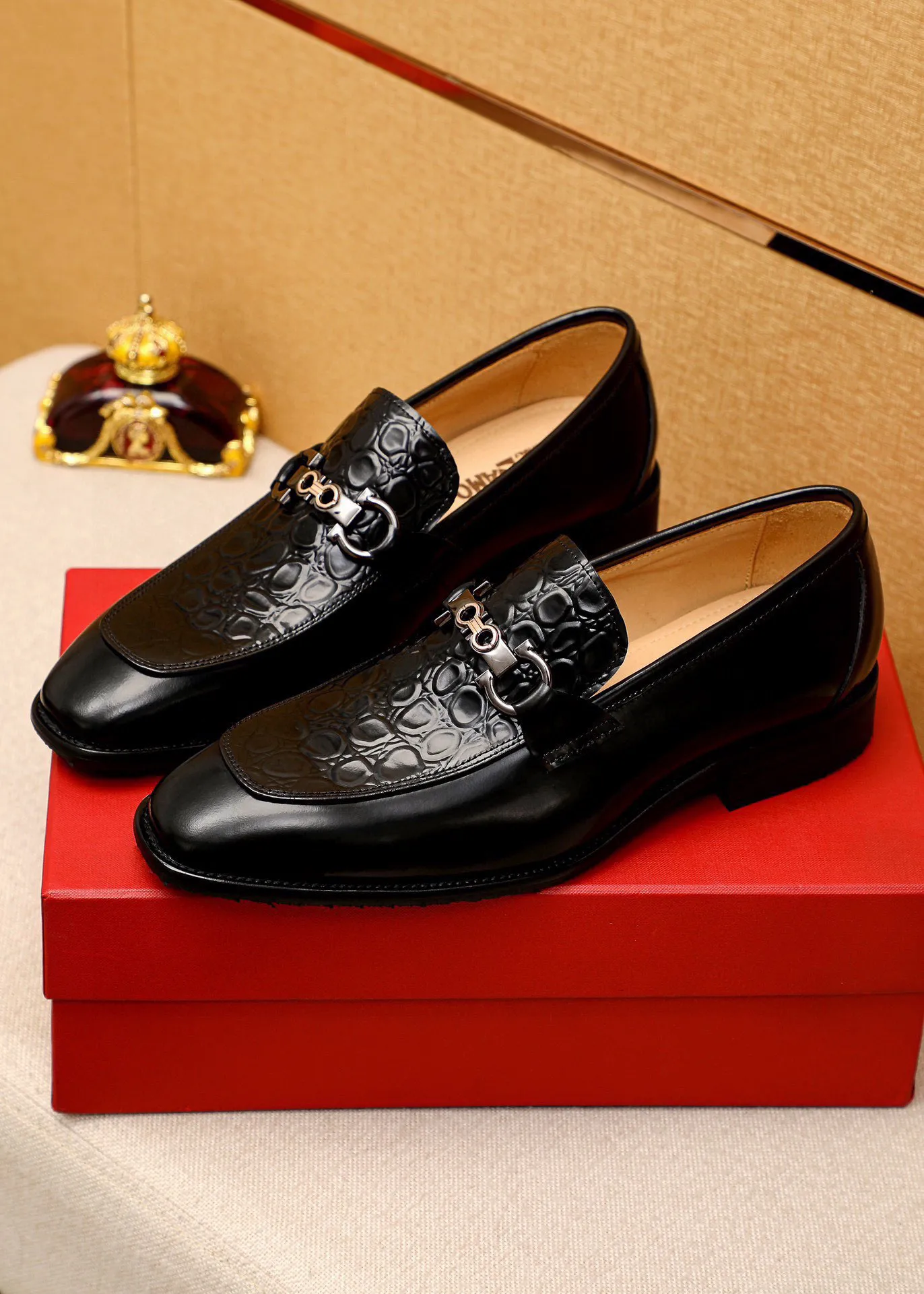 Men's shoes 💰460 💐 Product trademark: Ferragamo "Ferragamo" casual leather shoes Regular size: 38-44 (custom-made for 45🉑️) Product materials: Selected imported first-layer calfskin embossed upper + original hardware buckle, imported water-dyed cowhide leather lining. Strong three-dimensional visual effect, combined outsole Color: 1⃣️color optional